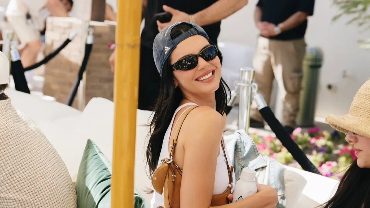 Gaya Simple Kendall Jenner di Coachella, Pakai Tas Rp2,7 Jutaan dan Bag Charm Anjing Rp900 Ribuan