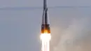 Pesawat luar angkasa, Soyuz TMA-18M saat lepas landas di kosmodrom Baikonur, Kazakhstan,Rabu (2/9/2015). Pesawat akan diberangkatkan pada pagi ini. (REUTERS/Shamil Zhumatov)