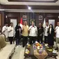 Ketua Umum PB Muaythai Indonesia, LaNyalla Mahmud Mattalitti (tengah) bersama pengurus Pengprov Muaythai DKI (istimewa)