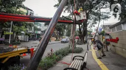 Petugas Satgas Bina Marga Jakarta Pusat melakukan penataan jaringan utilitas di kawasan Wahid Hasyim, Jakarta, Selasa (15/3/2022). Penataan kabel utilitas yang semrawut diharapkan meningkatkan kualitas pedesterian DKI Jakarta sehingga pejalan kaki merasa aman dan nyaman. (Liputan6.com/Faizal Fanani)