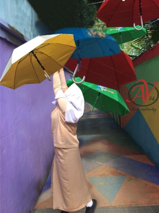 Minta Edit Foto Pegang Payung, Hasilnya Malah Absurd Banget