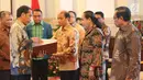 Presiden Joko Widodo bersiap menyerahkan dokumen Strategi Nasional (Stranas) Pencegahan Korupsi di Istana Negara, Jakarta, Rabu (13/3). Dokumen berisi panduan pencegahan tindak pidana korupsi. (Liputan6.com/Angga Yuniar)