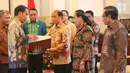 Presiden Joko Widodo bersiap menyerahkan dokumen Strategi Nasional (Stranas) Pencegahan Korupsi di Istana Negara, Jakarta, Rabu (13/3). Dokumen berisi panduan pencegahan tindak pidana korupsi. (Liputan6.com/Angga Yuniar)