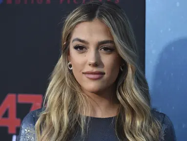 Sistine Stallone berpose di pemutaran perdana film `47 Meters Down: Uncaged` di Los Angeles, California, AS (13/8/2019). Sistine tampil seksi mengenakan mini dress biru berkilau dengan lengan panjang yang memamerkan kakinya. (AP Photo/Chris Pizzello)