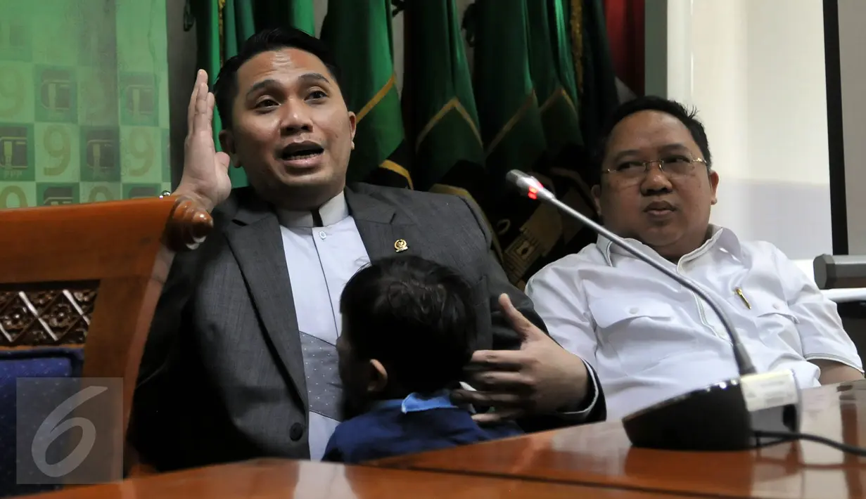 Anggota DPR Fraksi PPP, Ivan Haz (kiri) memberikan keterangan pers di Kompleks Parlemen, Senayan, Jakarta, Jumat (9/10). Dalam kesempatan itu, Ivan membantah menganiaya PRTnya, Topiah. (Liputan6.com/Johan Tallo)