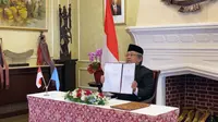 Dubes Heri Akhmadi menyerahkan Surat Kepercayaan ke Presiden Mikronesia David W. Panuelo. (Dok. KBRI Tokyo)