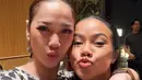 Bunga Citra Lestari mengenakan atasan lengan pendek bercorak hitam coklat sambil membawa tas Chanel hitam. [@itsmebcl]