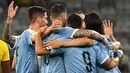 Para pemain Uruguay berselebrasi setelah rekan mereka, Arturo Mina membuat gol bunuh diri saat menghadapi Ekuador dalam laga pertama Grup C Copa America 2019 di Stadion Mineirao, Brasil, Minggu (16/6/2019). Uruguay berhasil memetik kemenangan besar 4-0 atas Ekuador. (Luis ACOSTA / AFP)