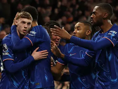 Gelandang Chelsea, Cole Palmer (kiri) merayakan dengan rekan setimnya setelah tendangannya yang terdefleksi membuat skor menjadi 2-1 saat pertandingan sepak bola Liga Premier Inggris melawan West Ham United di Stamford Bridge, London pada 3 Februari 2025. (Adrian Dennis/AFP)