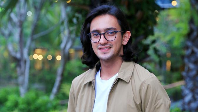 Identik Berpenampilan Gondrong, Ini 7 Potret Omar Daniel ...