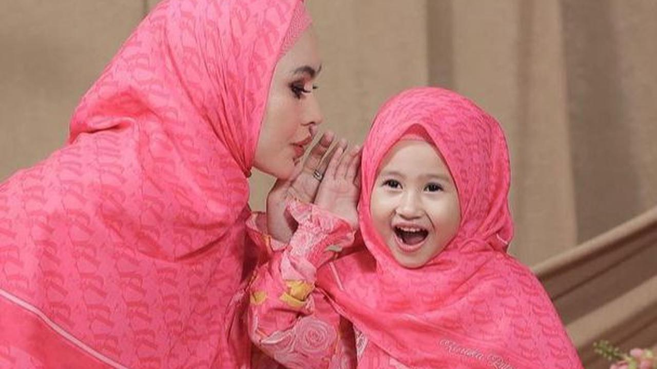 Foto-foto Terbaru Khalisa Aghnia Anak Kartika Putri Sudah Diajarkan Kenakan Hijab Sejak Kecil, Kini Sudah Bisa Baca Al Quran