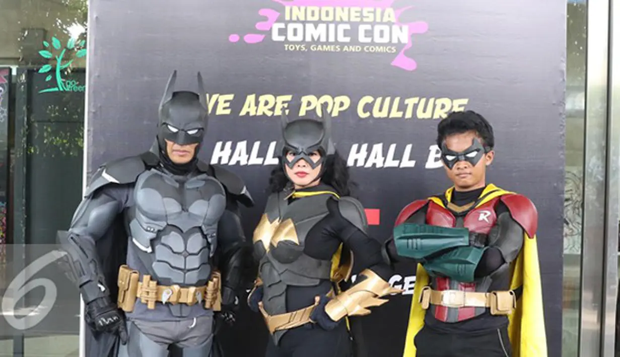 Cosplay Batman, Robin dan Cat women berpose  saat acara Indonesia Comic Con 2016 di Jakarta, Sabtu (1/10). Indonesia Comic Con 2016 bertema "We Are Pop Culture" ini digelar di Hall A dan B, JCC Senayan. (Liputan6.com/Herman Zakharia)