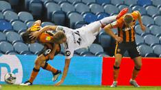 Pemain Leeds United, Mateusz Bogusz, berebut bola dengan pemain Hull City, George Honeyman, pada laga Piala Liga Inggris di Ellan Road, Kamis (17/9/2020). Hull City menang adu penalti dengan skor 9-8. (Phil Noble/Pool via AP)