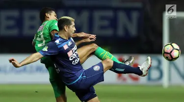 Gelandang Arema FC, Esteban Vizcarra (depan) berebut bola dengan pemain Bhayangkara FC, M Ichsan saat laga lanjutan Liga 1 Indonesia di Stadion Patriot Candrabhaga, Bekasi, Jumat (4/8). Bhayangkara FC unggul 2-1. (Liputan6.com/Helmi Fithriansyah)