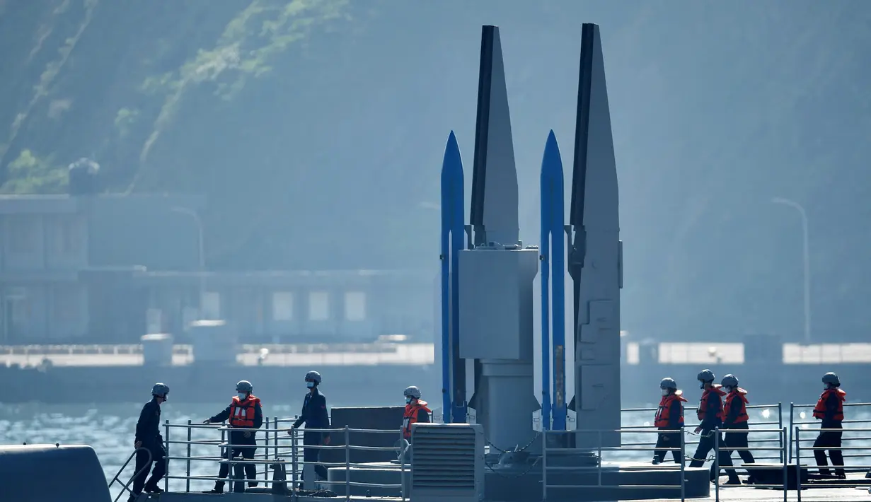 Angkatan Laut Taiwan meluncurkan rudal Standar buatan AS dari fregat selama Latihan Han Kuang tahunan, di laut dekat pelabuhan angkatan laut Suao di daerah Yilan, Taiwan, Selasa (26/7/2002). (AFP Photo/Sam Yeh)