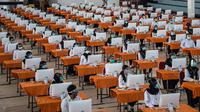 Peserta mengikuti ujian Seleksi Kompetensi Bidang (SKB) di Surabaya, Selasa (22/9/2020). Badan Kepegawaian Daerah (BKD) Kota Surabaya menggelar ujian SKB yang diikuti 1.142 peserta CPNS dengan menerapkan protokol kesehatan pencegahan COVID-19 secara ketat. (Juni Kriswanto/AFP)