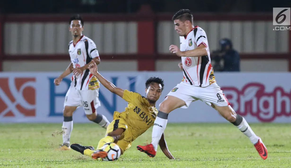 Pemain Bhayangkara FC, M Hargianto (tengah)berebut bola dengan pemain Mitra Kukar, F Rodrigues pada lanjutan Go-Jek Liga 1 Indonesia 2018 bersama Bukalapak di Stadion PTIK Jakarta, Kamis (17/5). (Liputan6.com/Helmi Fithriansyah)