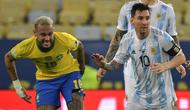 Duel antara Neymar dan Lionel Messi saat Timnas Brasil bersua Argentina di final Copa America 2021 hari Minggu (11/07/2021) pagi WIB. (NELSON ALMEIDA / AFP)
