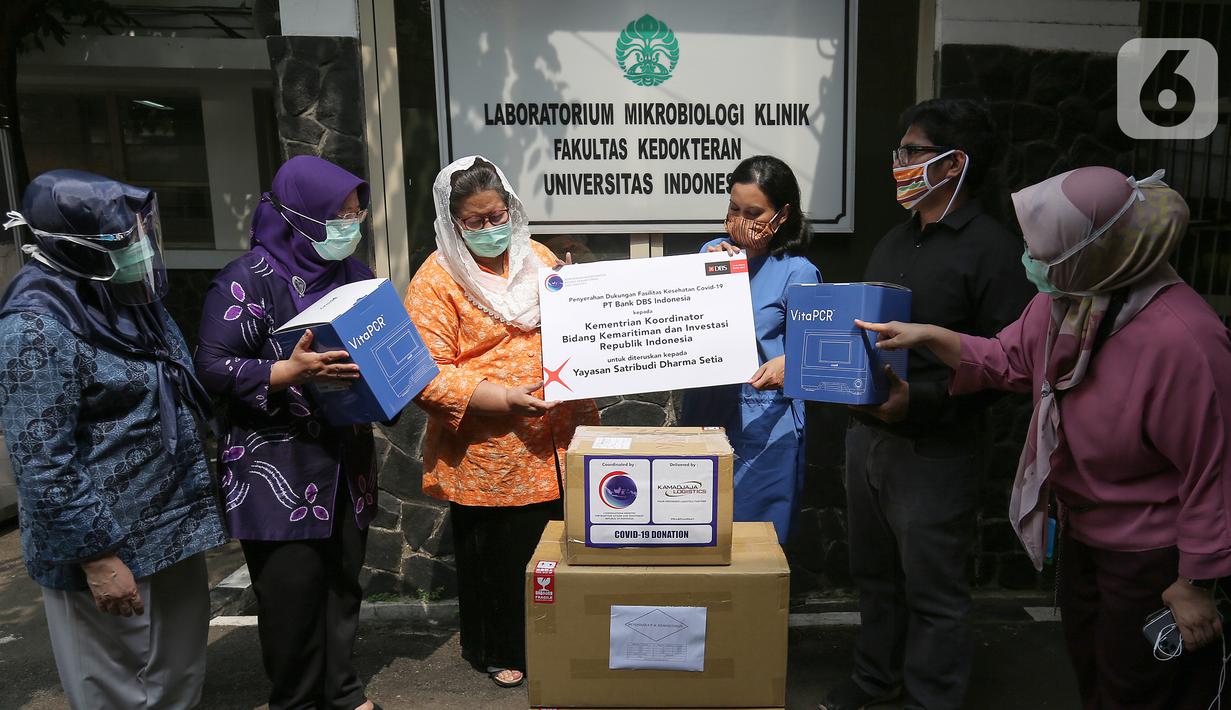PT Bank DBS Indonesia memberikan donasi dua mesin PCR dan 3.000 perangkat tes Covid-19 kepada Departemen Mikrobiologi Fakultas Kedokteran UI, di Jakarta Senin (10/8/2020). Donasi ini merupakan bagian dari DBS Stronger Together Fund senilai 26,2 miliar Rupiah. (Liputan6.com)