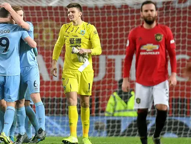 Para pemain Burnley merayakan gol yang dicetak oleh Chris Wood ke gawang Manchester United pada laga Premier League di Stadion Old Trafford, Kamis (23/1/2020). Manchester United takluk 0-2 dari Burnley. (AFP/Paul Ellis)