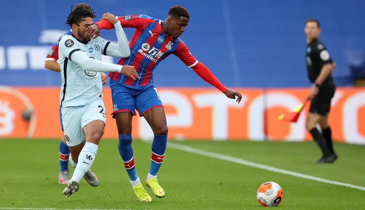 Striker Crystal Palace, Wilfried Zaha (kanan) berusaha menghalangi pemain belakang Chelsea, Reece James dalam lanjutan Liga Inggris di Selhurst Park, Rabu (8/7/2020) dini hari WIB. Lewat pertarungan ketat, Chelsea berhasil menaklukkan Crystal Palace 3-2. (PETER CZIBORRA/ POOL / AFP)
