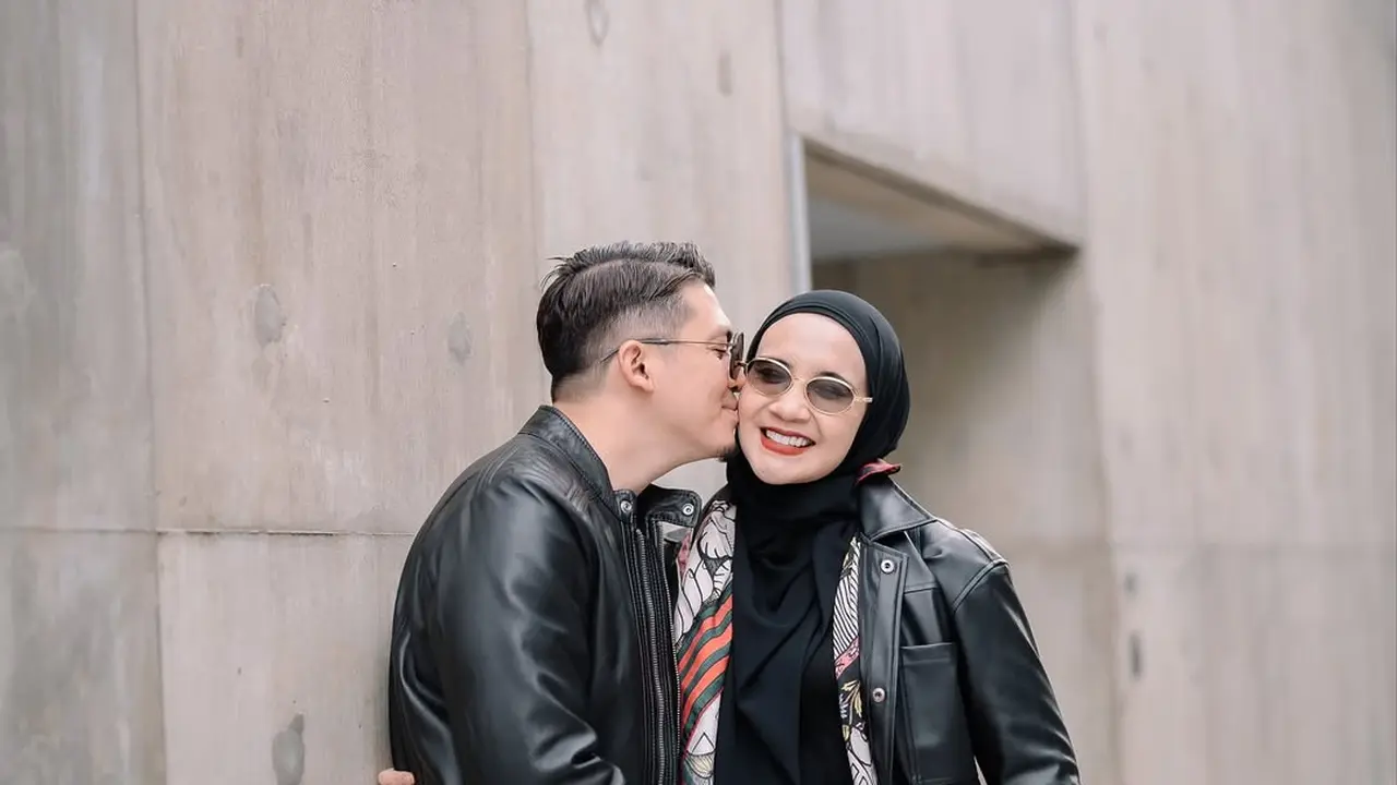 Gaya Zaskia Sungkar di Maternity Shoot Kehamilan Anak Kedua, Kompak Bergaya Edgy Pakai Jaket Kulit dengan Irwansyah