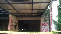 Massa PDIP Segel Kantor TV One Yogyakarta. (Fathi Mahmud/Liputan6.com)