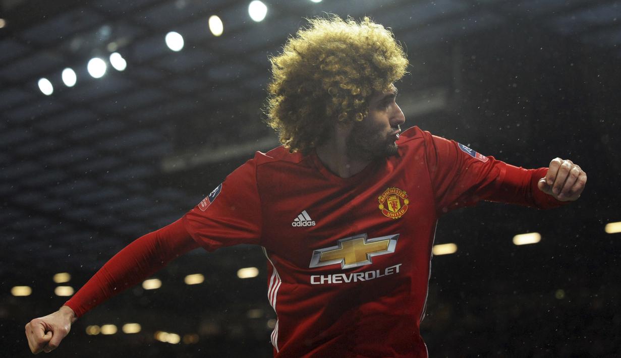 Selebrasi pemain Manchester United, Marouane Fellaini usai mecetak gol ke gawang Wigang Athletic pada putaran keempat Piala FA di Old Trafford, Manchester,  (29/1/2017). Manchester United menang 4-0. (AP/Rui Vieira)