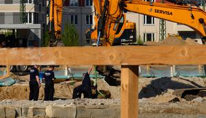 Suasana saat para ahli bekerja untuk memindahkan bom perang dunia II di Berlin, Jerman, Jumat (20/4). Polisi Berlin terpaksa mengevakuasi ribuan orang saat memindahkan bom. (dpa via AP)