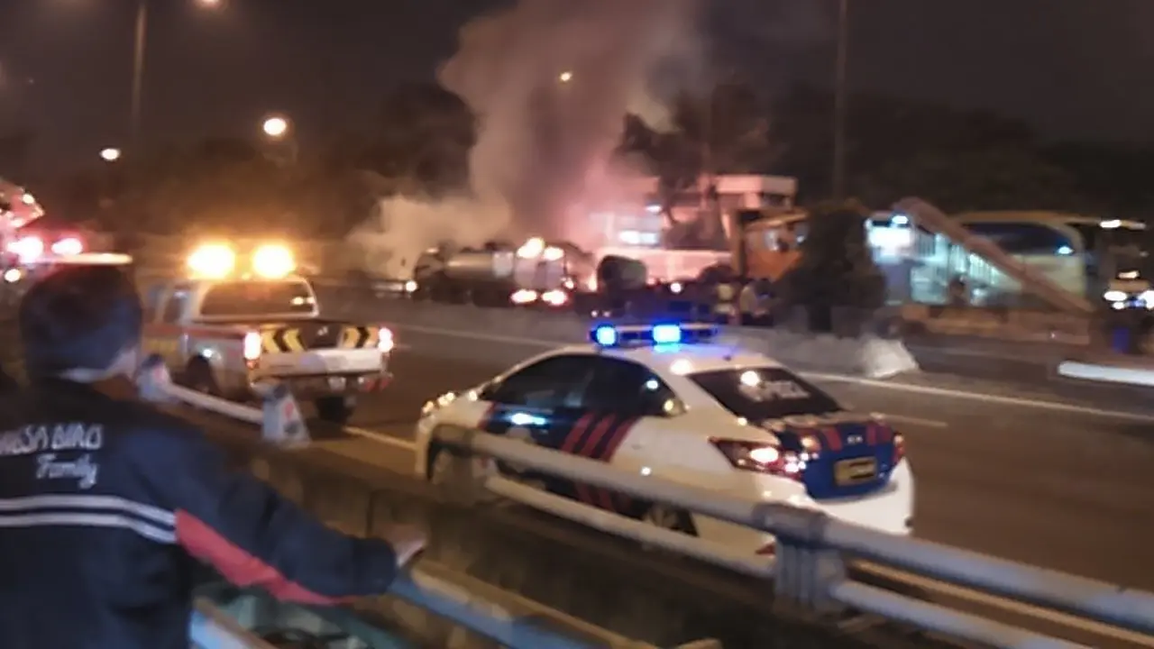 201602240-Truk terbakar