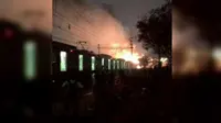 Commuter Line jurusan Serpong-Tanah Abang terbakar di perlintasan Rawa Buntu, Kecamatan Serpong karena gangguan pantograph. (Liputan6.com/Naomi Trisna)