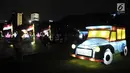 Replika mobil oplet lampion ditampilkan dalam Festival of Light di Monumen Nasional (Monas), Jakarta, Rabu (14/8/2019). Festival ini digelar dalam rangka mememeriahkan HUT ke-74 Republik Indonesia. (merdeka.com/Iqbal S. Nugroho)