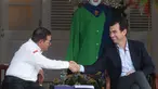 Gubernur DKI Jakarta, Pramono Anung, bersalaman dengan Co-Founder & Chief Championship Officer Formula E, Alberto Longo, saat konferensi pers Launching Ceremony Jakarta E-Prix 2025 di Pendopo Balai Kota Jakarta, pada Kamis (24/4/2025). (Bola.com/M Iqbal Ichsan)