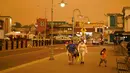 Sejumlah orang berjalan saat kabut asap menyelimuti langit di Fisherman's Wharf, San Francisco, Amerika Serikat, Rabu (9/9/2020). Kebakaran hutan di seluruh Barat mengakibatkan langit San Francisco hingga Seattle berwarna oranye yang menakutkan. (AP Photo/Eric Risberg)