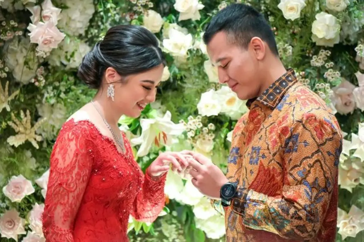 Potret lamaran Angela Adinda Nurrina dan Hafiz Prasetia Akbar (Sumber: Instagram/hafizzyakbar dan Instagram/angelaperkasa)