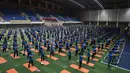 Para peserta menghadiri sesi yoga massal untuk memperingati Hari Yoga Internasional yang jatuh pada 21 Juni di Hanoi, Vietnam, Sabtu (16/6). (AFP PHOTO/Nhac NGUYEN)