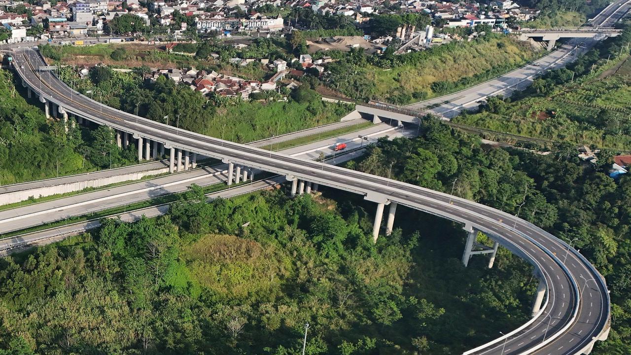 Keindahan Tol Bocimi dengan latar belakang Gunung Salak