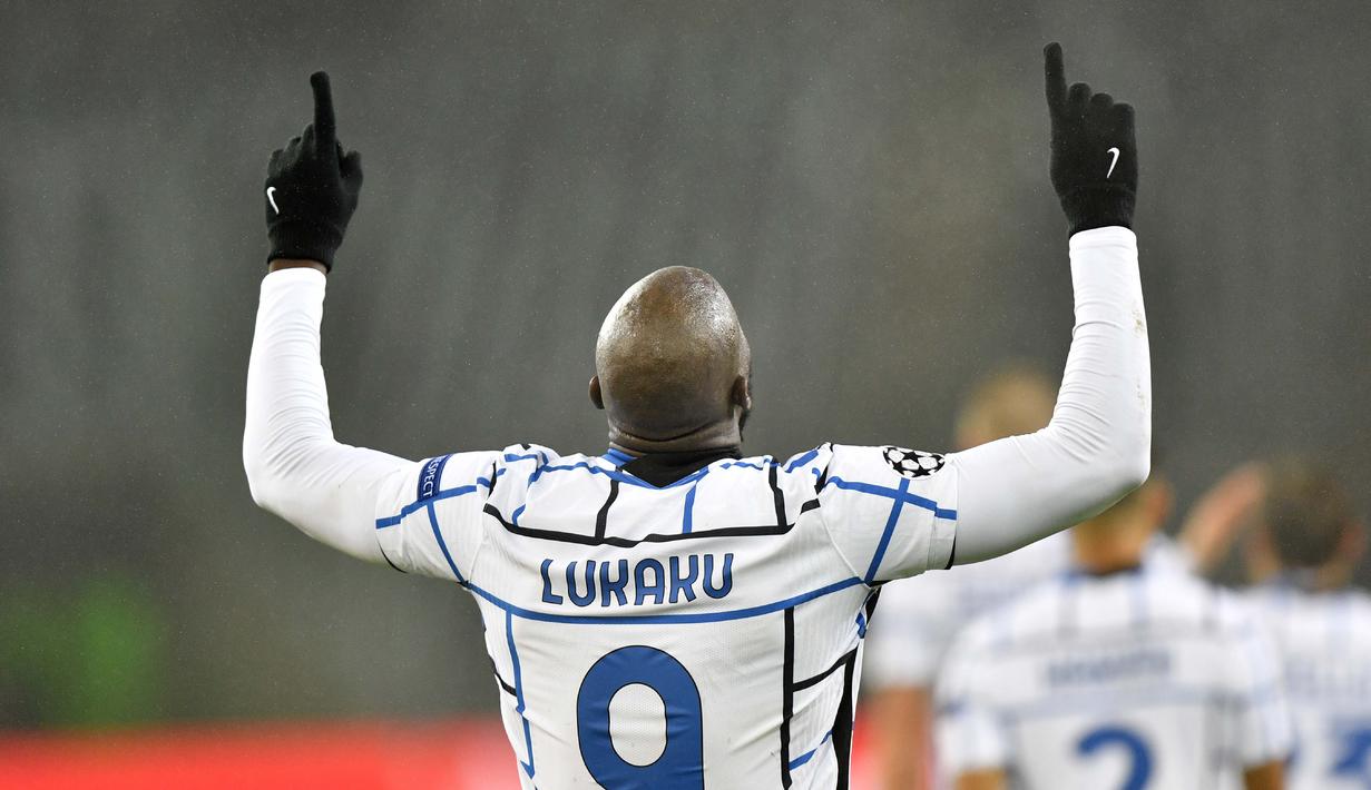Striker Inter Milan, Romelu Lukaku, melakukan selebrasi usai mencetak gol ke gawang Borussia Moenchengladbach pada laga Liga Champions di Stadion Borussia Park, Rabu (2/12/2020). Inter Milan menang dengan skor 3-2. (AP/Martin Meissner)