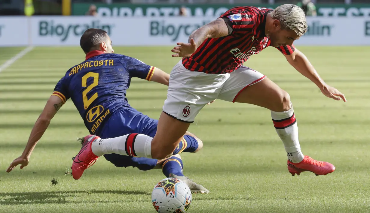 Pemain AC Milan Theo Hernandez (kanan) menggiring bola melewati pemain AS Roma Davide Zappacosta pada pertandingan Serie A di Stadion San Siro, Milan, Minggu (28/6/2020). AC Milan naik ke posisi 7 klasemen dengan 42 poin usai mengalahkan AS Roma 2-0. (AP Photo/Luca Bruno)