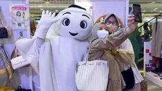 Maskot Piala Dunia 2022, La’eeb melanjutkan perjalanan. Kali ini, La'eeb menyapa masyarakat di kota pahlawan, Surabaya. (Procomm Surya Citra Media)