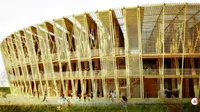 Membangun gelanggang olahraga memerlukan rangka bangunan yang kuat semisal baja. Ternyata, bambupun tidak kalah kuat untuk itu.