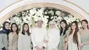 Penampilan Happy Asmara dan Gilga Sahid saat menikah ini menawan. Mereka kompak mengenakan gaun bernuansa putih. Menggelar pernikahan di gedung pribadi yang mewah, mereka sukses merahasiakan acara hingga hampir sepekan. (Liputan6.com/IG//@dhianaapeszekk)