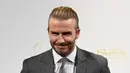 Mantan pemain sepak bola Inggris David Beckham tampil dalam acara promo kasino di Tokyo, Jepang (4/10). Dalam kesempatan itu, Beckham menjadi duta kasino milik Sands Robert Goldstein yang mempromosikan kasino di Jepang. (AFP Photo/Toru Yamanaka)