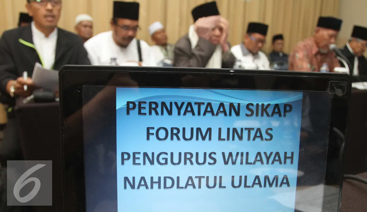 Para ulama pengurus PWNU yang mewakili 29 PCNU se-Indonesia memberikan keterangan pers di Jakarta, Jumat (14/8/2015). PWNU menyatakan tidak mengakui kepengurusan PBNU hasil Muktamar ke 33 dan akan mengambil langkah hukum. (Liputan6.com/Herman Zakharia)