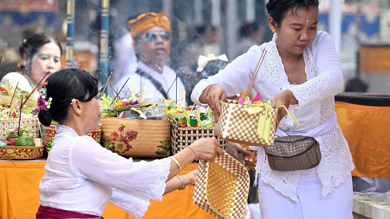 FOTO: Suasana Khidmat Hari Kuningan di Pulau Serangan Bali