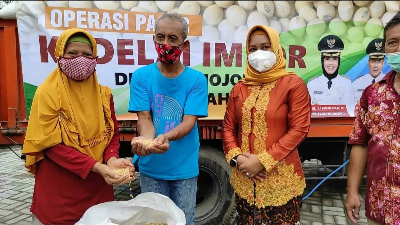 Operasi pasar tekan harga mahal kedelai di Mojokerto. (Istimewa)