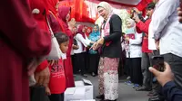 Nina Agustina Kembali Bagikan Sembako Murah untuk Warga Indamayu