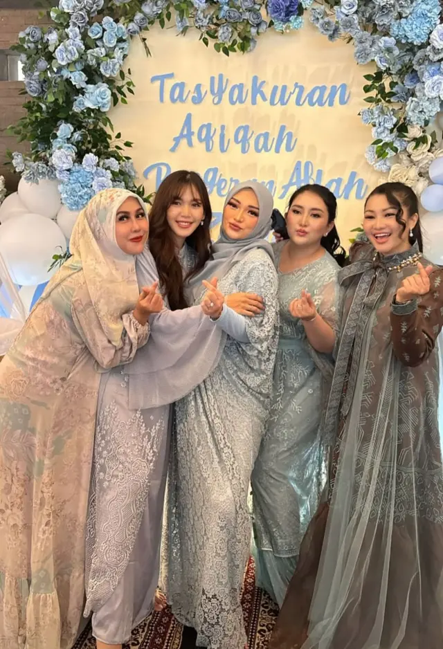 7 Potret Zaskia Gotik gelar akikah anak ketiga, akrab dengan putri sambung