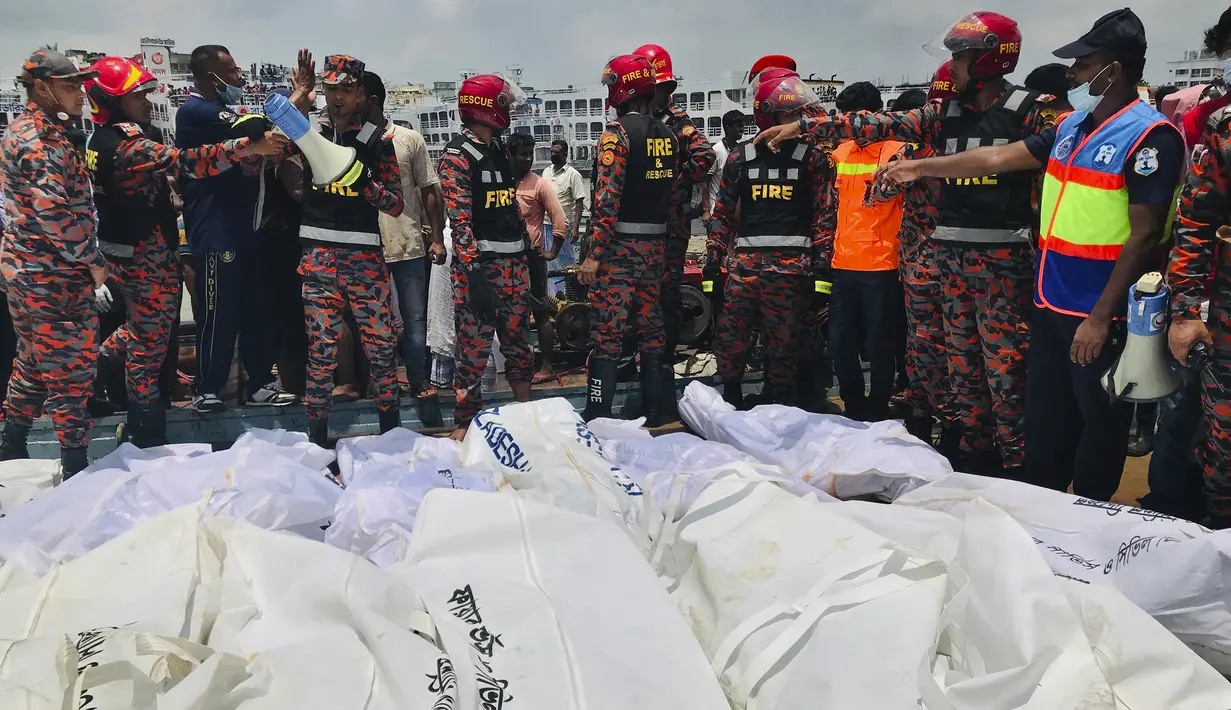 Petugas pemadam kebakaran mengumpulkan jenazah korban kecelakaan kapal feri di Sungai Buriganga, Dhaka, Bangladesh, Senin (29/6/2020). Sebuah feri tenggelam hanya dalam waktu 20 detik setelah bertabrakan dengan kapal feri lainnya. (AP Photo/Al-emrun Garjon)