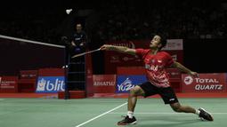 Tunggal putra Indonesia, Anthony Sinisuka Ginting, saat menghadapi wakil Denmark, Viktor Axelsen, pada laga Indonesia Masters 2020 di Istora Senayan, Jakarta, Sabtu (18/1). Anthony Ginting menang dengan skor 22-20 dan 21-11. (Bola.com/Yoppy Renato)